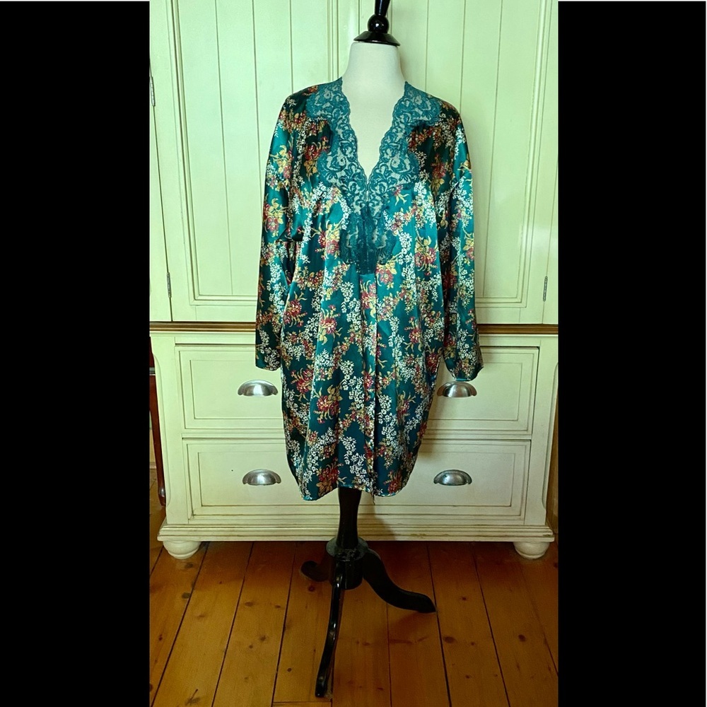 🌸Victoria’s Secret Vintage Gold Label Robe🌸